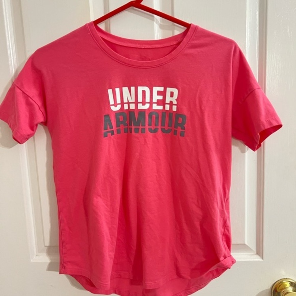 Women’s under armour short sleeve loose fit shirt. Tag is missing.